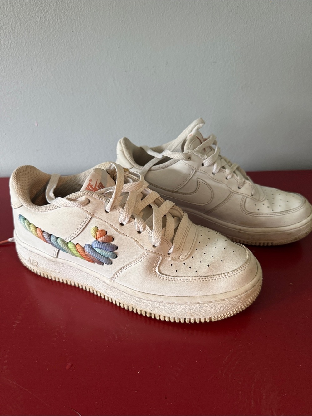 NIKE AIR TEEN GIRLS AIR FORCE 1 LEATHER SNEAKS, COLORED NIKE  SIDE! Size US 6